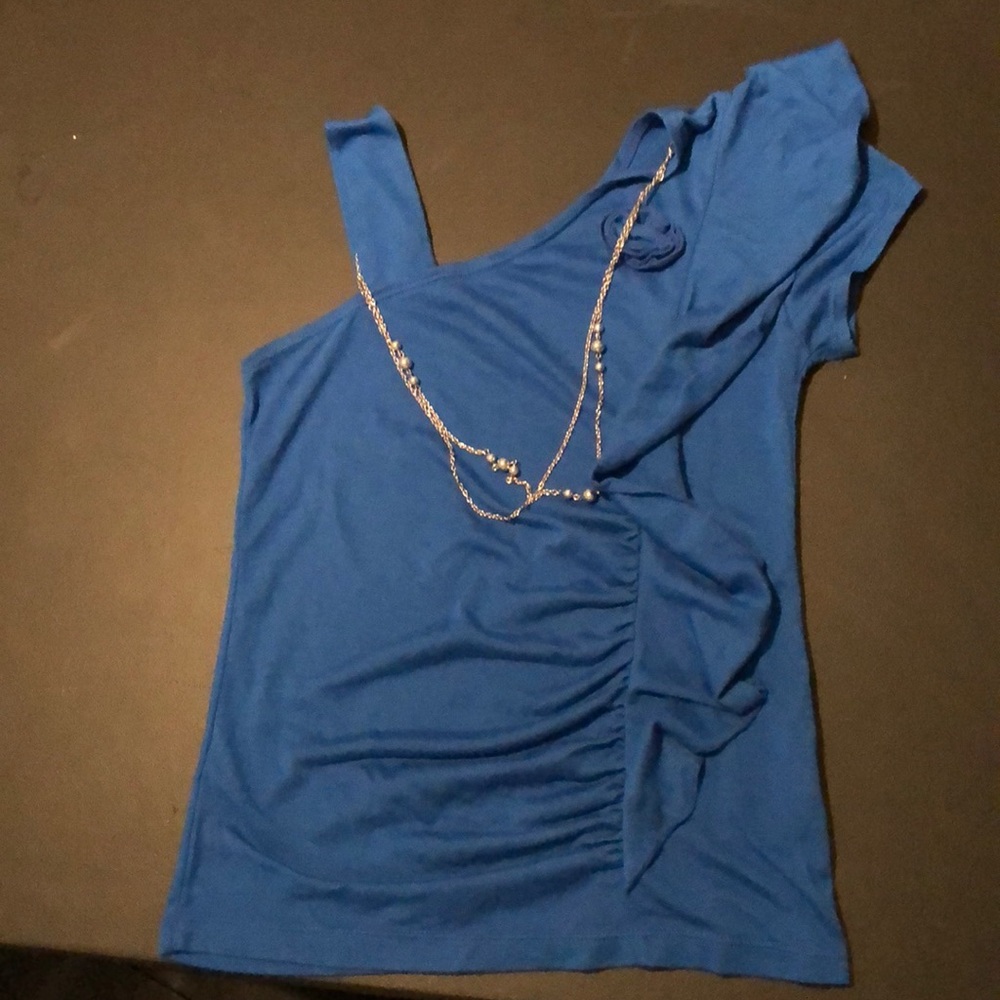 Blue shirt with chain